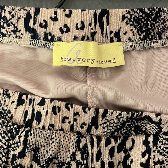 Lizard Thicket Neutral/Light Pink Leopard Shorts. - Picture 5 of 6